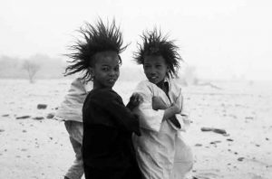 Le vent de sable et de poussiиre, l'harmattan, venu du Sahara, soulиve les tignasses hirsutes des jeunes garзons qui ne portent pas encore le voile.Vallйe d'In Waggar, au nord d'Abalak (arrondissement de Tchin-Tabaraden), dйcembre 1967.