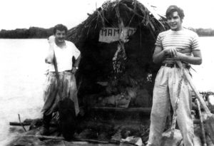 FOTOGRAFÍA DEL "CHE" GUEVARA CRUZANDO EL RIO AMAZONAS - BAS10. BUENOS AIRES (ARGENTINA) Imagen de 1952 que muestra a Ernesto el "Che" Guevara (d) y Alberto Granado (i) mientras cruzan el río Amazonas, durante el viaje que realizaron por América Latina. "Cruzar el Amazonas era un suicidio y sin embargo lo hizo, siempre tenía salidas que no te esperabas", cuenta Granado, quien narra sus aventuras sobre la "Poderosa II", la motocicleta que utilizaron para explorar el continente en 1952. EFE/Marea Editorial/SOLO USO EDITORIAL