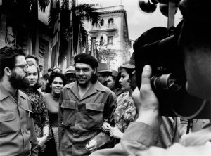 SPAIN-CUBA-KORDA-BOOK-CHE-GUEVARA - This handout photo released by La Fabrica on September 1, 2008  shows Cuban-Argentinian Ernesto "Che" Guevara (C) walking in the 1960's in Havana. The photo was taken by Cuban photographer Alberto Korda and is included in the book "Korda, conocido, desconocido" published by La Fabrica and dedicated to the works of Korda.  AFP PHOTO/ALBERTO KORDA    - RESTRICTED TO EDITORIAL USE - NO SALES - NO ARCHIVES