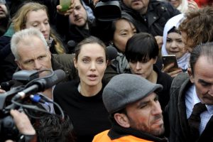 angelina-jolie-mobbed