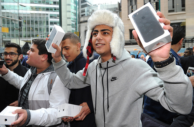 epa05541562 First in line customers Bishoy Behman () and Marcus Barsoum (L) show off their new products outside the Apple Store in Sydney, Australia, 16 September 2016. The iPhone 7, iPhone 7 Plus and Apple Watch Series 2 have been released for sale in Australia. EPA/JOEL CARRETT AUSTRALIA AND NEW ZEALAND OUT