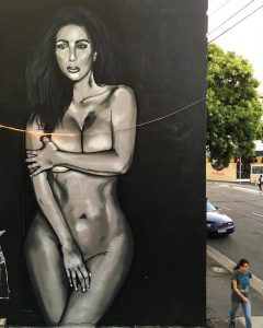 sydney-has-got-its-own-kim-kardashian-naked-selfie-mural-body-image-1458339105