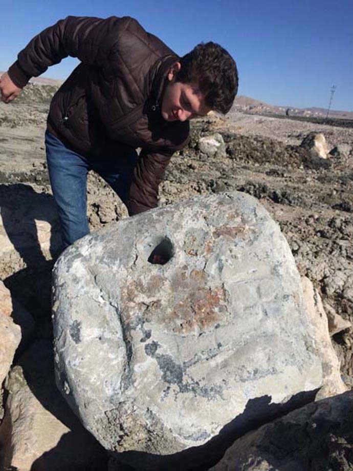 VAN-TATVAN ARASINDA DENİZYOLU TAŞIMACILIĞINDA KULLANILACAK 2 FERİBOTUN İSKELE ÇALIŞMALARI SIRASINDA VAN GÖLÜNÜN DİBİNDEN “HAÇ” FİGÜRLÜ TAŞLAR ÇIKTI. (İHA/VAN-İHA)