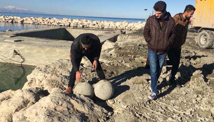 VAN-TATVAN ARASINDA DENİZYOLU TAŞIMACILIĞINDA KULLANILACAK 2 FERİBOTUN İSKELE ÇALIŞMALARI SIRASINDA VAN GÖLÜNÜN DİBİNDEN “HAÇ” FİGÜRLÜ TAŞLAR ÇIKTI. (İHA/VAN-İHA)