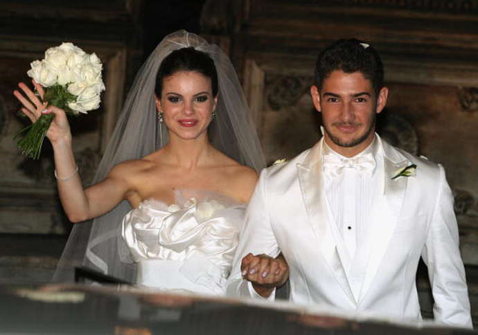 RIO DE JANEIRO, BRAZIL - JULY 07: Alexandre Pato and Sthefany Brito go out of the Sao Francisco de Paula's church married on July 7, 2009 in Rio de Janeiro, Brazil. (Photo by Cleber Mendes/LatinContent/Getty Images)