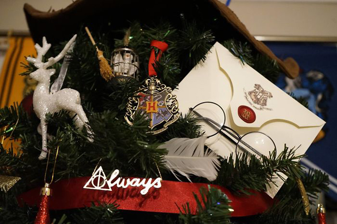 this-harry-potter-themed-christmas-tree-is-a-feast-for-potterheads-583e86446b95a__700