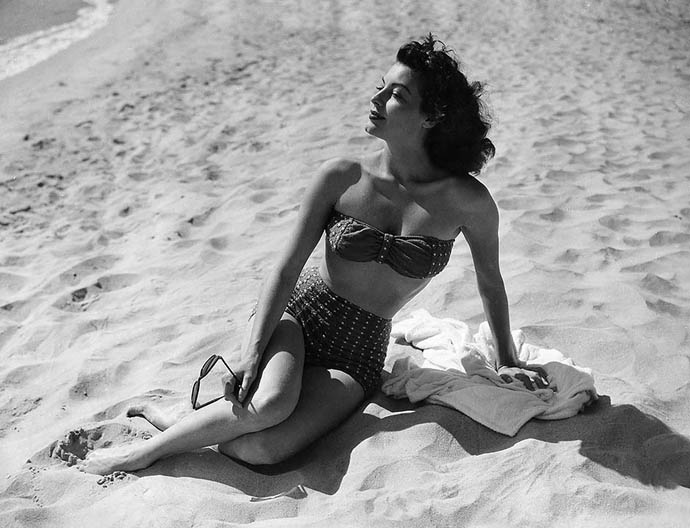 (GERMANY OUT) Gardner, Ava - Actress, USA - *24.12.1922-25.01.1990+ - posing on the beach during the shootings of the movie 'Pandora and the Flying Dutchman' - 1951 Vintage property of ullstein bild (Photo by ullstein bild/ullstein bild via Getty Images)