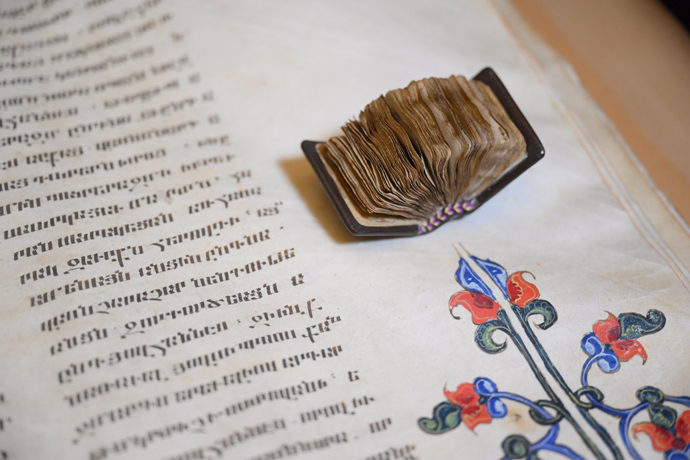 Ամենամեծ և ամենափոքր հայերեն ձեռագրերն աշխարհում (լուսանկարներ)