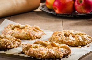 Խնձորով և դարչինով անուշահոտ խմորեղեն, որը կարող եք պատրաստել 20 րոպեում