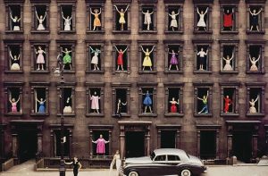 «Աղջիկները պատուհաններին»՝ լուսանկար, որը դարձավ 1960-ականների մշակութային հեղափոխության խորհրդանիշներից մեկը