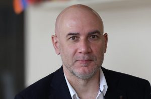 «Վերելակն ընկել է, 9-րդ հարկից խափանումով իջել է մինչև 5-րդ հարկ, հետո ազատ անկմամբ գմփացել մինչև 1-ին հարկ» «Վերելակն ընկել է, 9-րդ հարկից խափանումով իջել է մինչև 5-րդ հարկ, հետո ազատ անկմամբ գմփացել մինչև 1-ին հարկ»