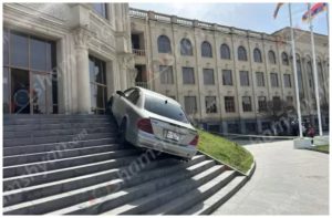 Գյումրիում քաղաքացին, բողոքելով քաղաքապետի դեմ, մեքենայով հայտնվել է քաղաքապետարանի աստիճաններին