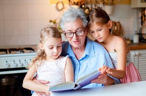 Ինչո՞ւ են տատիկներն իրենց թոռների հետ ավելի մեղմ վարվում, քան սեփական երեխաների