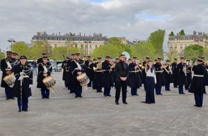 «Էրեբունի-Երևան» երգի կատարումը՝ Փարիզի Հաղթական կամարի ներքո