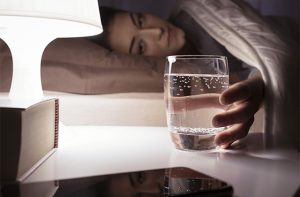 Քնելուց քանի՞ ժամ առաջ է խորհուրդ տրվում ջուր խմել
