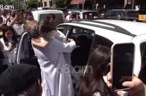 Մեքենայից դուրս եկած աղջիկ երեխան նետվեց Բագրատ սրբազանի գիրկը