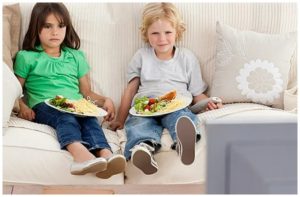 Ուտելու ժամանակ հեռուստացույց նայելը կարող է դառնալ երեխաների ավելորդ քաշի պատճառ. ECO