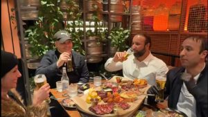 5 տարվա գերությունից հետո առաջին երեկոն. Հայկ Սարգսյանը տեսանյութ է տարածել Վիգեն և Լինդա Էուլջեքջյանների հետ